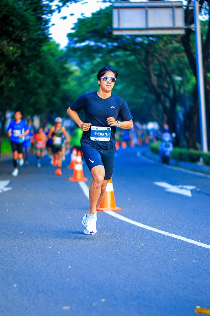 Achmad Fahlevi running a half marathon on a city road